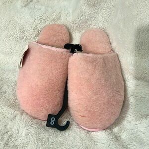NWT Secret Treasure Women’s Fluffy Scuff Pink Slippers size 8